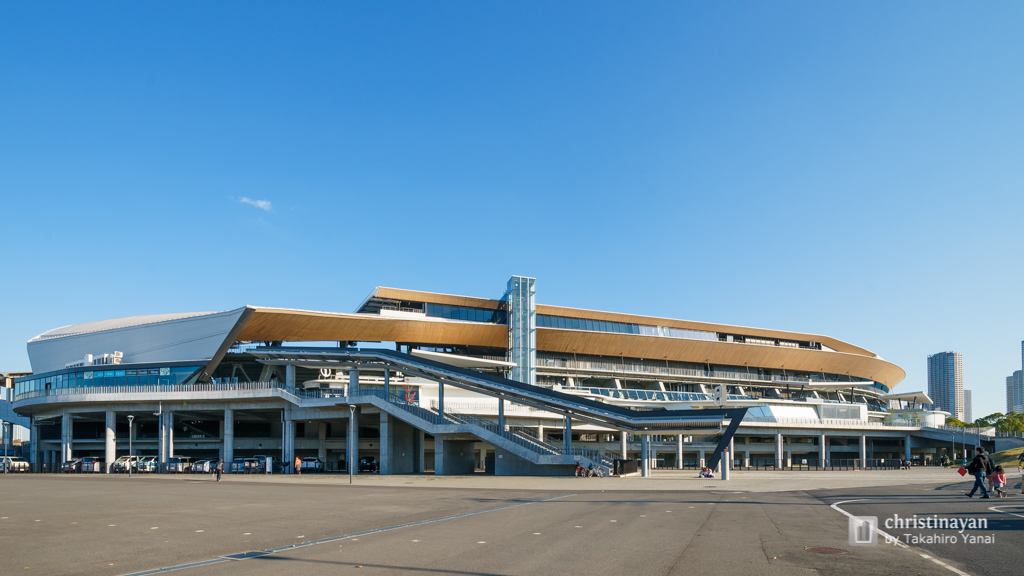 Full view of Kawasaki Todoroki Stadium (等々力陸上競技場メインスタンド)