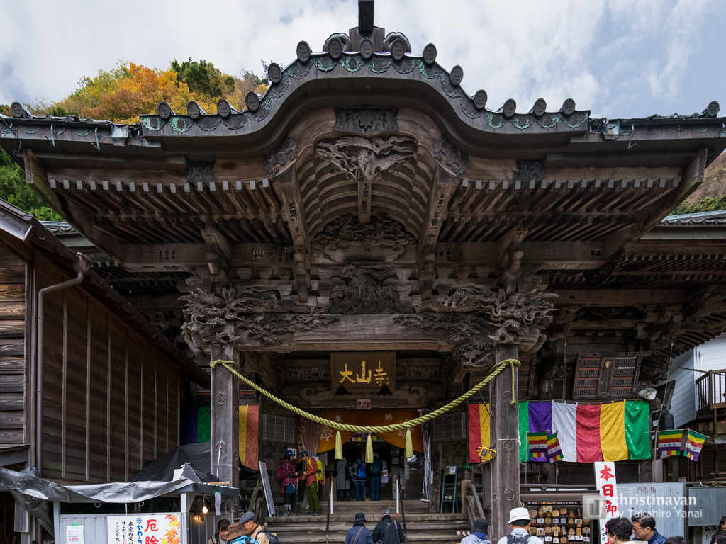 The facade of  Ohyamadeta Temple (雨降山　大山寺)