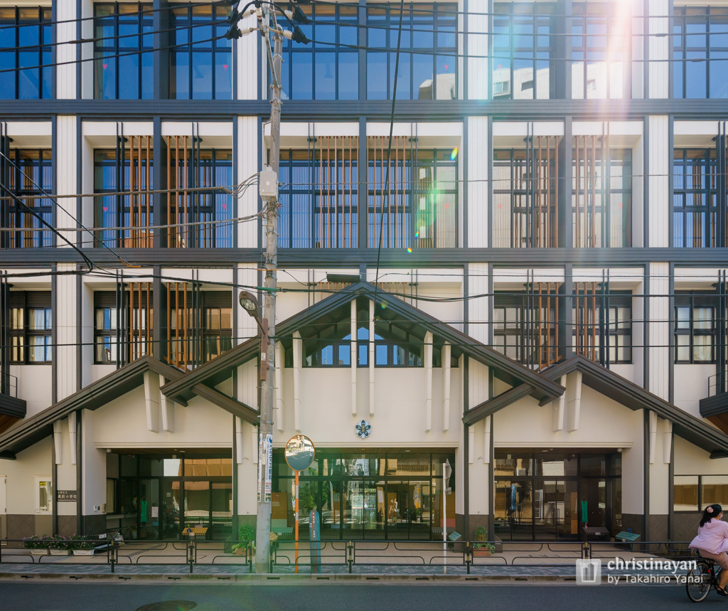 The facade of Kuramae Elementary School (台東区立蔵前小学校)
