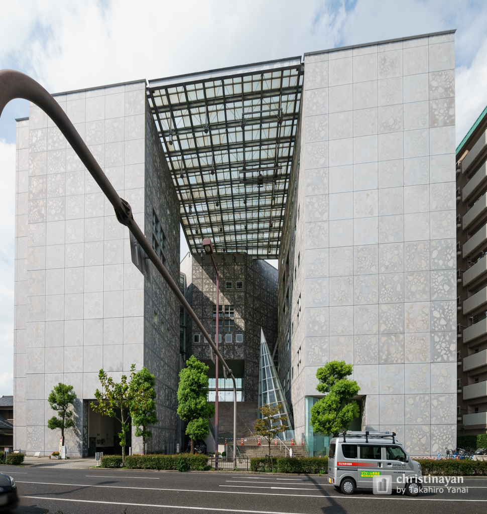 The facade of Health Center, Himeji City (姫路市中央保健センター)