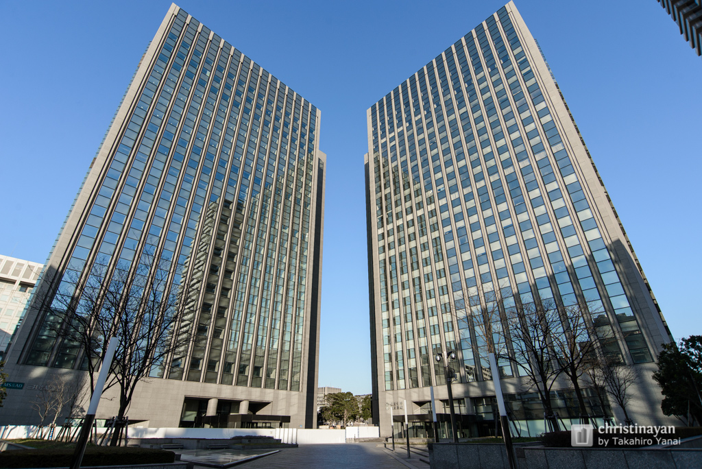 The facade of Tokyo Sumitomo Twin Building (東京住友ツインビルディング東館)