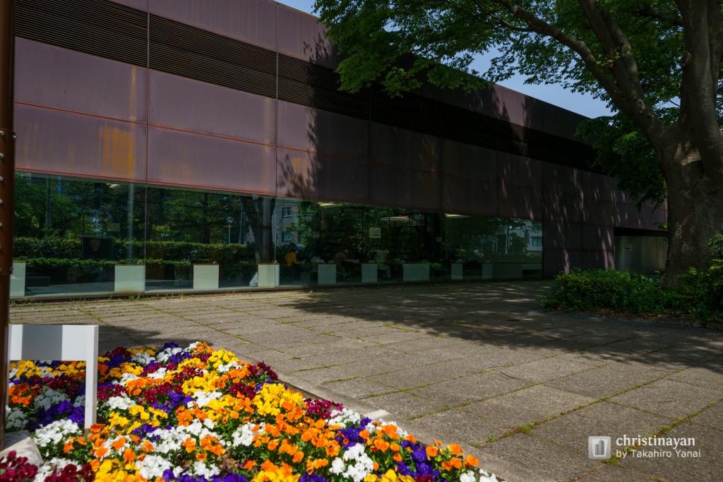 Exterior view of Kanazawa Tamagawa Library (金沢市立玉川図書館)