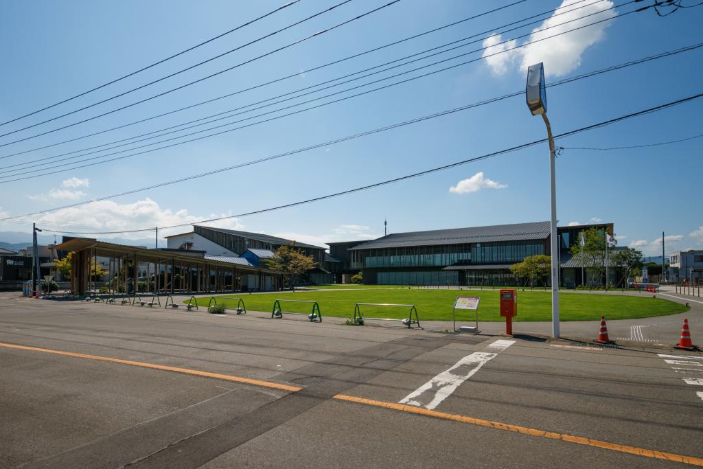 Exterior view of Tomioka City Hall (富岡市役所) 