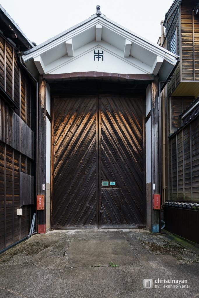 The facade of Kanei Yamagura (犬山祭 本町 咸英車山蔵)