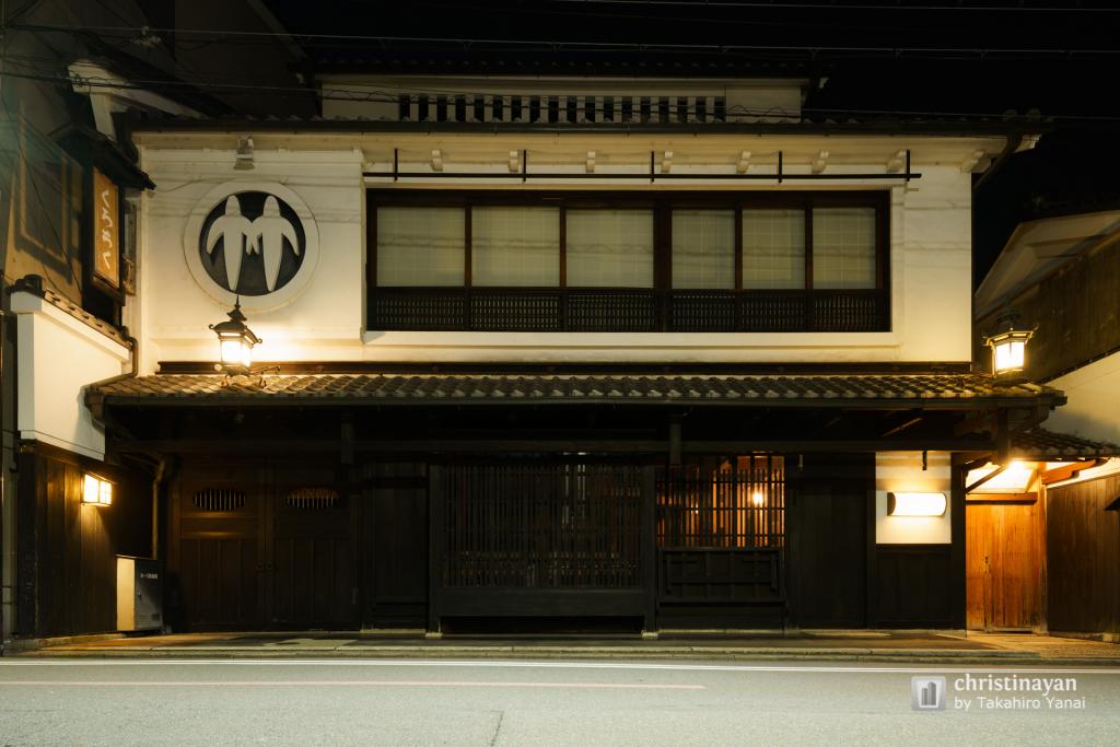 The facade of Kurochiku Inc. (くろちく本社)