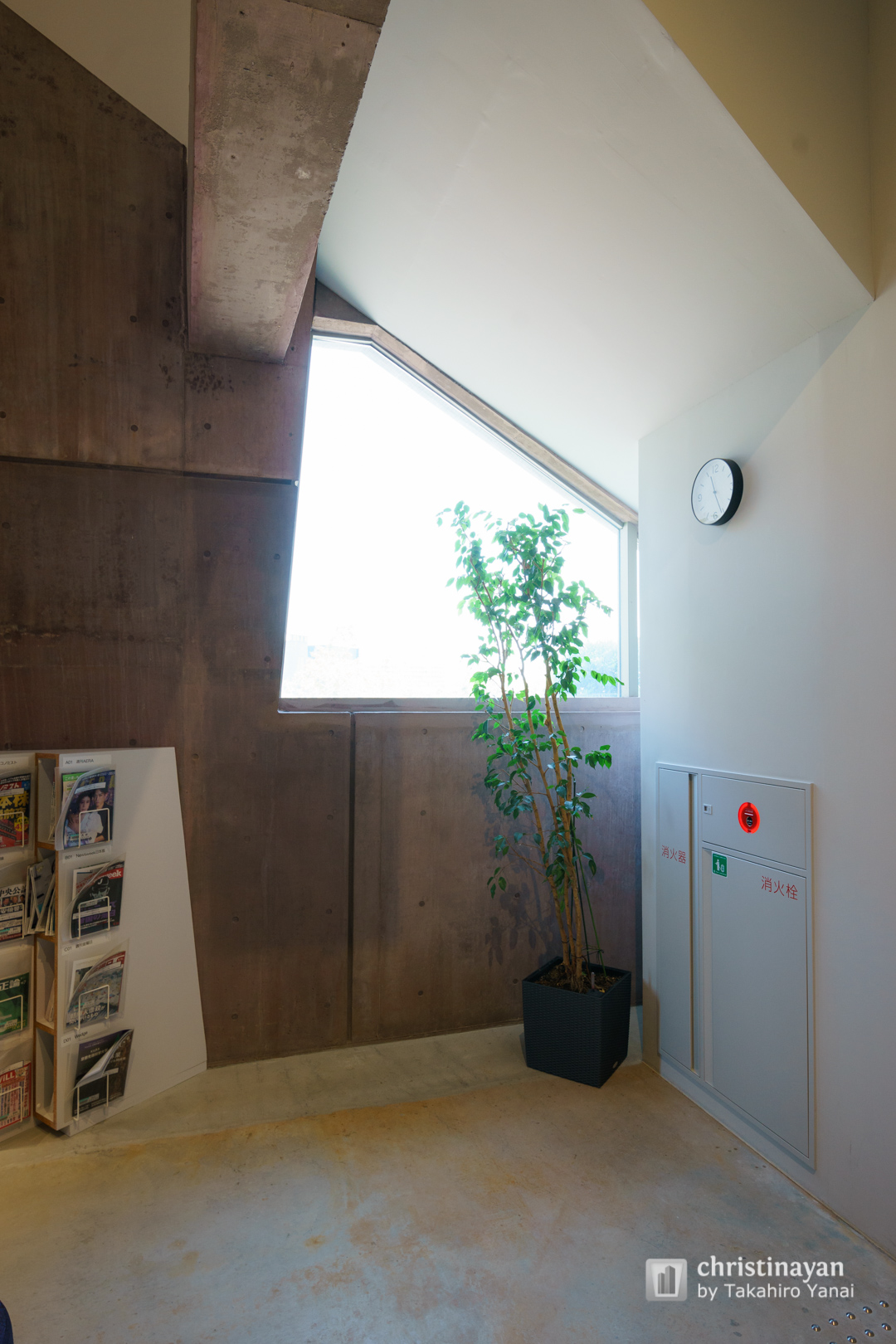 Indoor view of Matsubara City Library (読書の森)