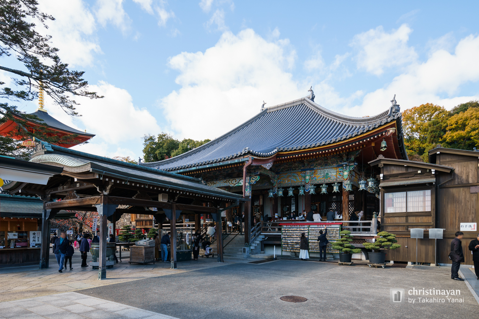 Exterior view of Nakayamadera Temple (大本山　中山寺)