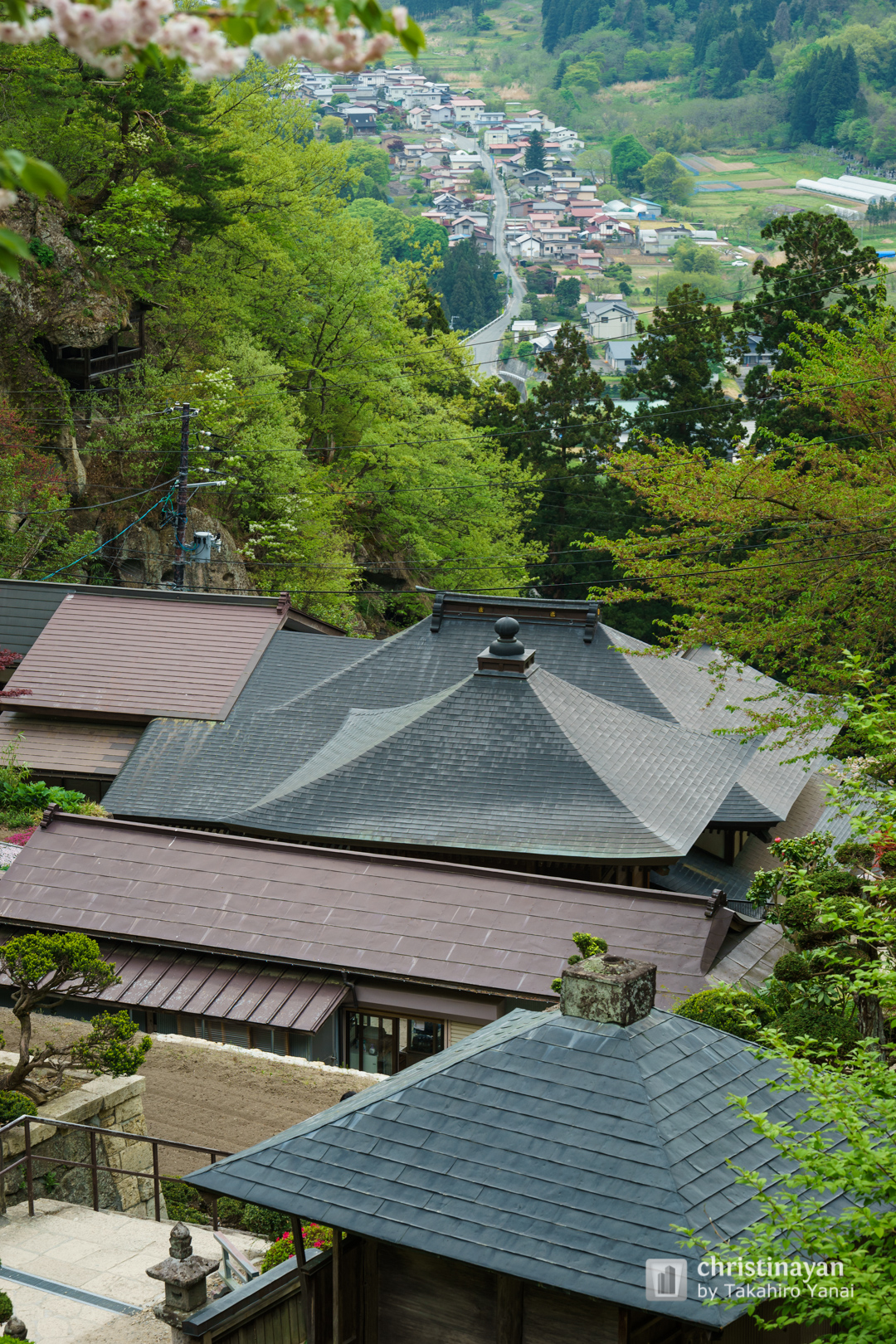 Exterior view of Rissyakuji Temple (宝珠山　阿所川院　立石寺)