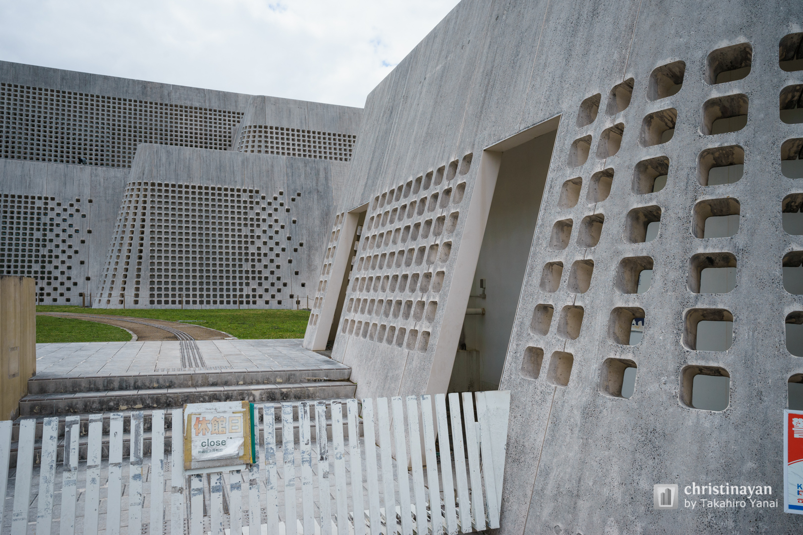 Exterior view of Okinawa Prefectural Museum and Art Museum (沖縄県立博物館・美術館「おきみゅー」)