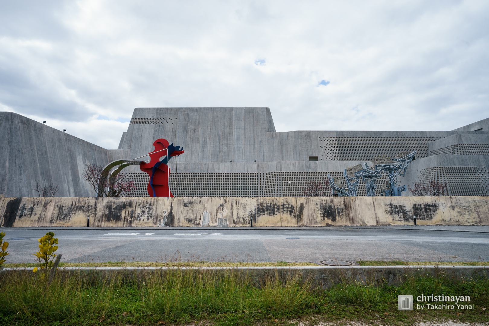 Exterior view of Okinawa Prefectural Museum and Art Museum (沖縄県立博物館・美術館「おきみゅー」)