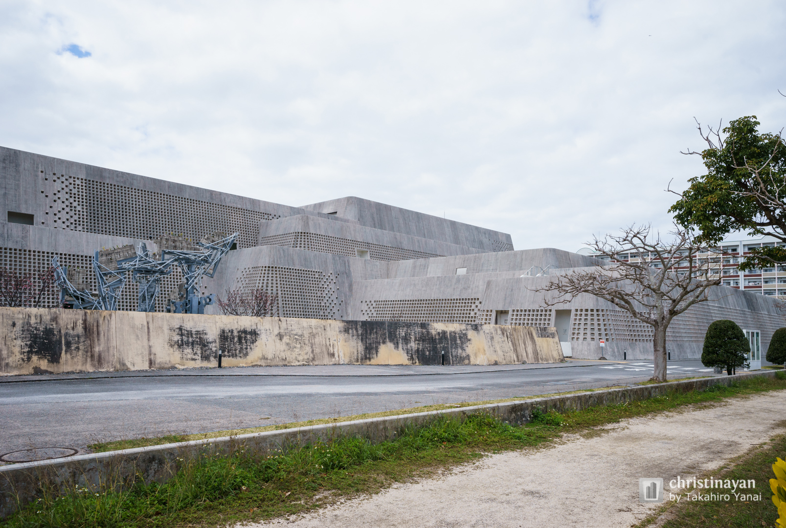 Exterior view of Okinawa Prefectural Museum and Art Museum (沖縄県立博物館・美術館「おきみゅー」)