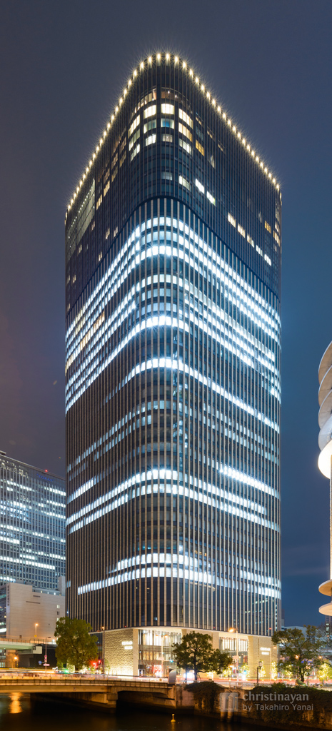 Full view of Nakanoshima Festival Tower West (中之島フェスティバルタワー・ウエスト)