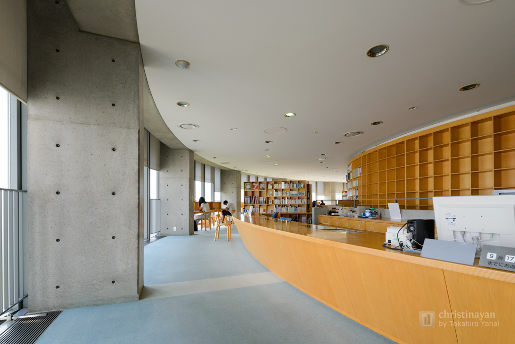 indoor of Toyosaka City Library (豊栄市立図書館)