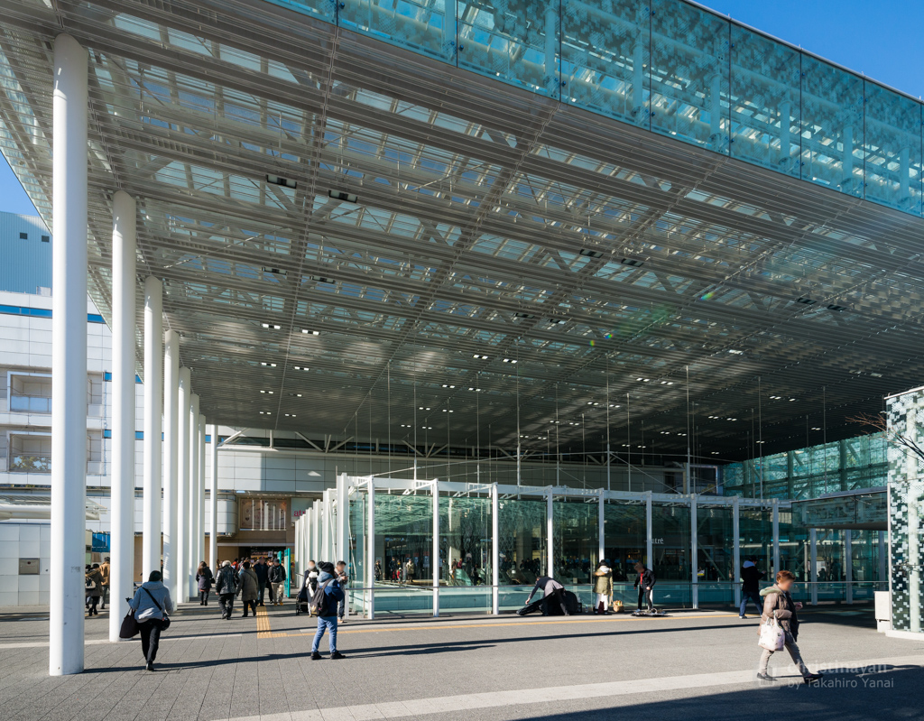 Kawasaki Station, east exit plaza (川崎駅東口駅前広場).
