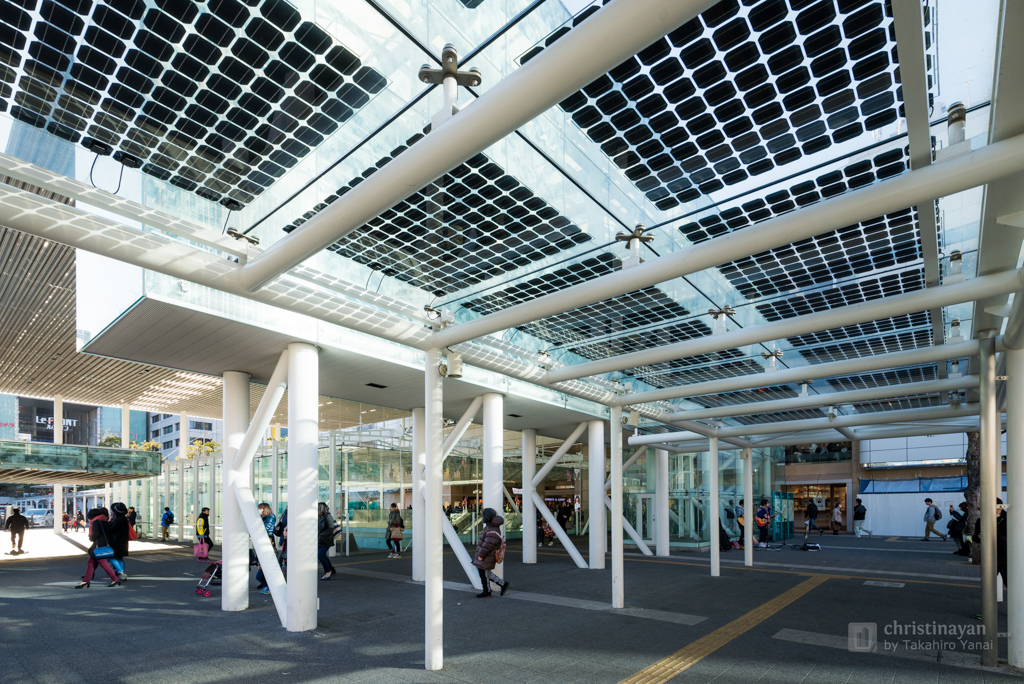 Kawasaki Station, east exit plaza (川崎駅東口駅前広場).