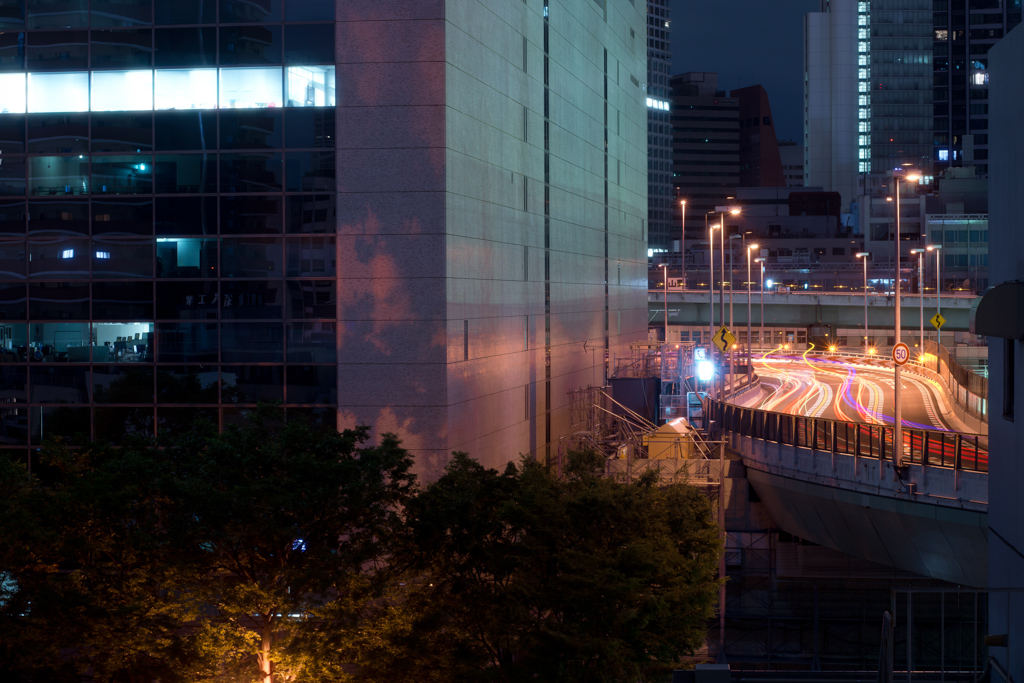 Night stream of elevated expressway (深夜の高架道路)