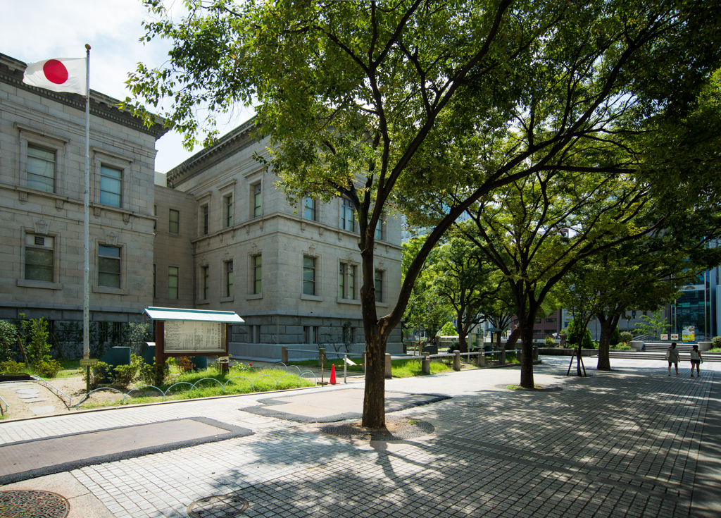 Osaka Prefectural Nakanoshima Library and the pavement (大阪府立中之島図書館).