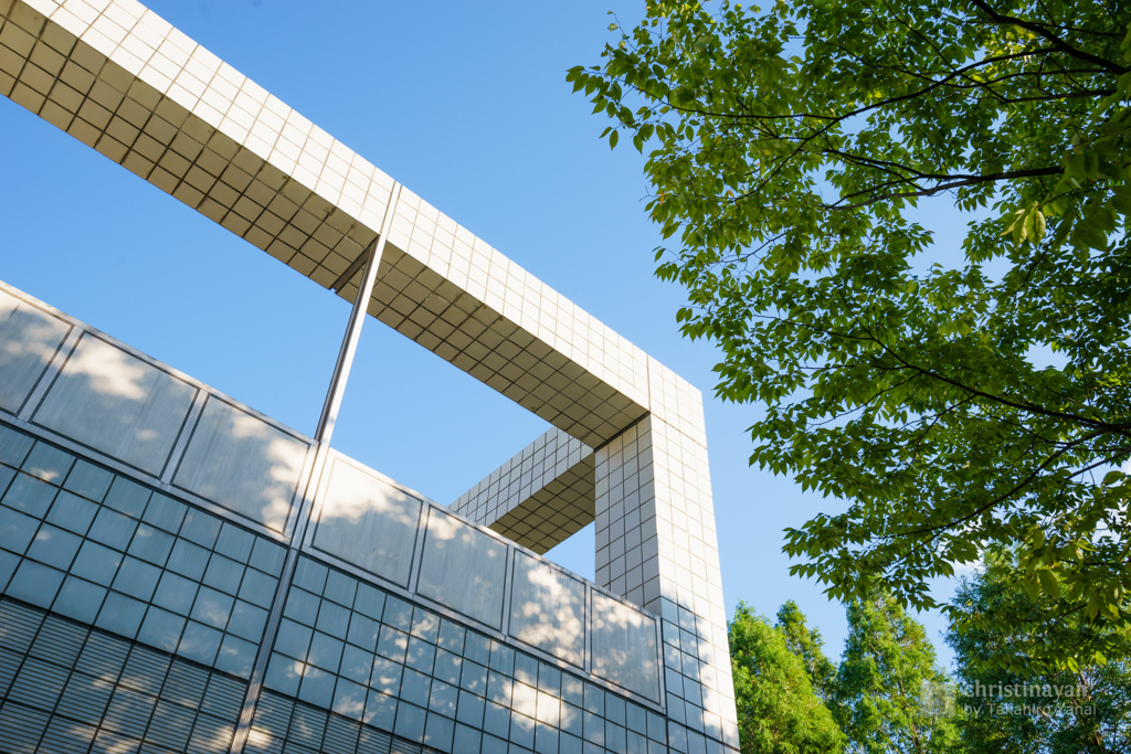 Upward view of Akita City Central Library Meitokukan (秋田市立中央図書館明徳館)